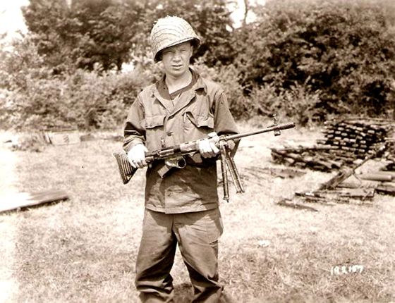 American with captured Type I FG42